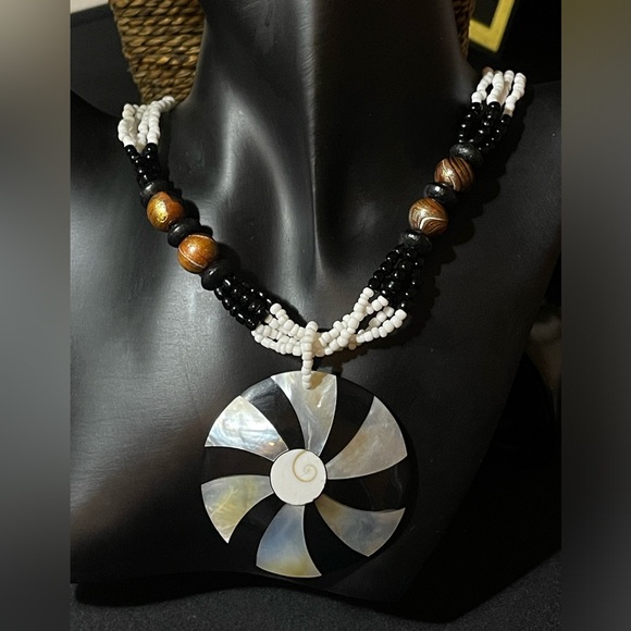 Natural Flower Mother of Pearl Shell Pendant Beads Necklace Handmade Jewelry - Picture 3 of 3